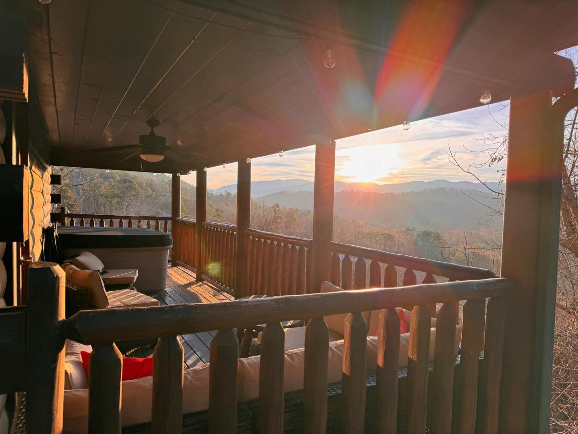 פיג'ן פורג' Smoky Paws - Exceptional Cabin, Stunning Mountain Views, Hot Tub, Tranquil, Gigabit Internet, Free L2 Ev מראה חיצוני תמונה