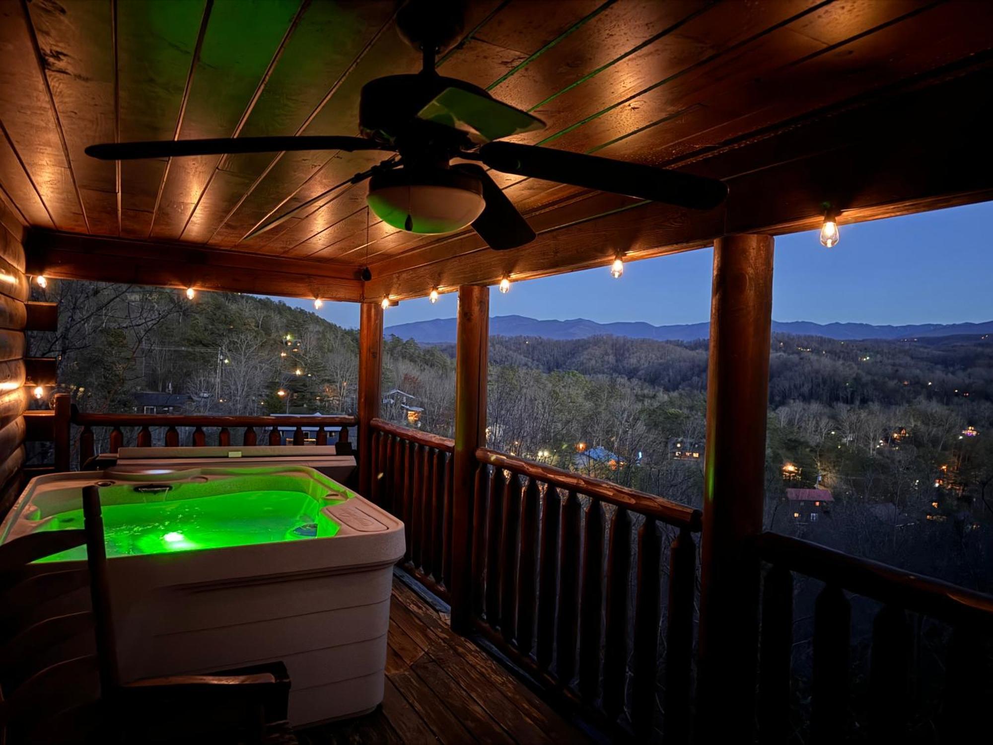 פיג'ן פורג' Smoky Paws - Exceptional Cabin, Stunning Mountain Views, Hot Tub, Tranquil, Gigabit Internet, Free L2 Ev מראה חיצוני תמונה